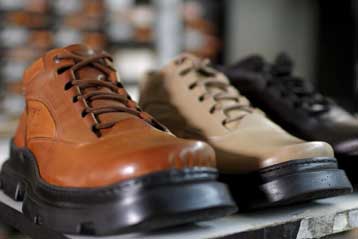 Θραύση κάνουν τα «παπούτσια Μπους» που κατασκευάζει τουρκική εταιρεία