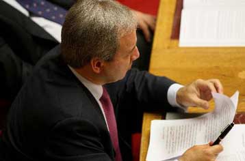 Ανεφάρμοστος χωρίς πρόσθετα μέτρα ο προϋπολογισμός, λέει το ΙΟΒΕ