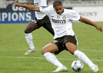 Τον δανεισμό του Αντριάνο σκέφτεται η Ίντερ