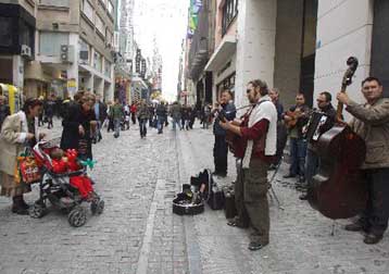 Κόντρα στο εμπόριο για τη λειτουργία των καταστημάτων την τελευταία Κυριακή του έτους