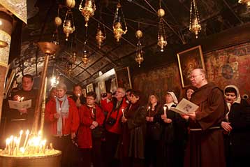 Χιλιάδες πιστοί συρρέουν στη Βηθλεέμ για τον εορτασμό των Χριστουγέννων