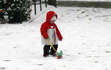 Με χιόνια, τσουχτερό κρύο και βροχές φεύγει το 2008