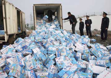 Δικαιοσύνη και αποζημιώσεις υπόσχεται η Κίνα για το νοθευμένο γάλα