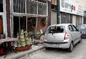 Ισχυρή έκρηξη έξω από κατάστημα με αντίκες