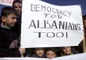 Διαδήλωση διαμαρτυρίας από Αλβανούς της Ν. Σερβίας για τη σύλληψη πρώην μελών του UCK