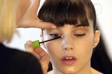 Πυκνές βλεφαρίδες τώρα και με φαρμακευτική αγωγή