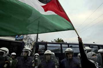 Ένταση και συλλήψεις στη διάρκεια της διαδήλωσης για την αιματοχυσία στη Γάζα