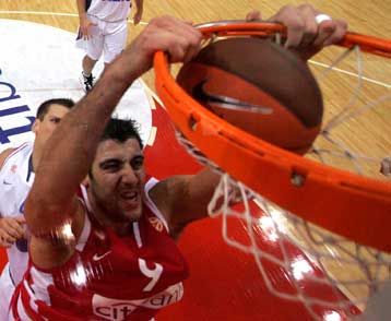 Ο Ολυμπιακός χάνει τον Μπουρούση για έναν μήνα λόγω ρήξης συνδέσμου