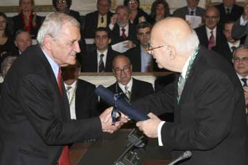 Τους Τίτο Πατρίκιο και Μένη Κουμανταρέα βράβευσε η Ακαδημία Αθηνών