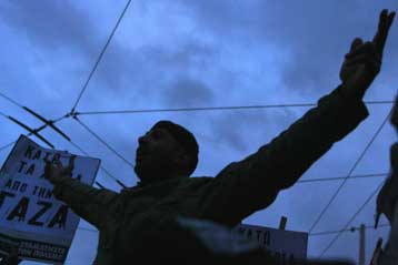 Δύο συλλαλητήρια στην πλατεία Συντάγματος το βράδυ της Παραμονής