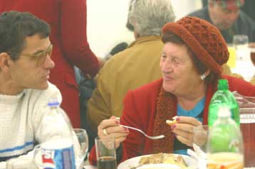 Πρωτοχρονιάτικο τραπέζι στο Κέντρο Υποδοχής Αστέγων του Δήμου Αθηναίων