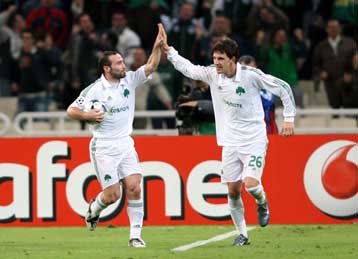 Με Σαλπιγγίδη και Μάντζιο κορυφή απέναντι στην ΑΕΚ