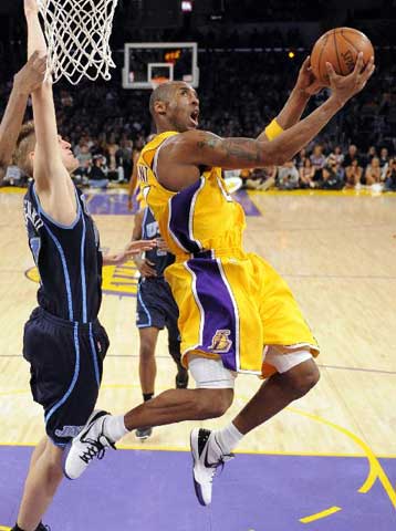 Νίκη των Λέικερς κόντρα στους Τζαζ με κορυφαίο τον Μπράιαντ