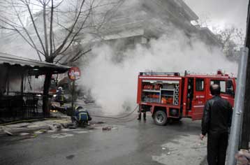 Καταστροφές από αγνώστους έξω από το «Κλεάνθης Βικελίδης»