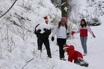 Επιδεινώνεται ο καιρός στα νότια, απαραίτητες οι αλυσίδες στα βόρεια