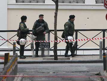 «Αρωμα» τρομοκρατίας πίσω από την επίθεση με θύμα τον αστυνομικό