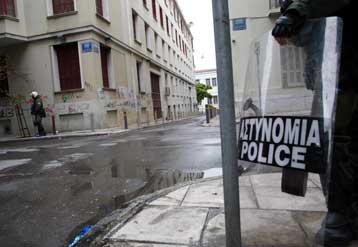 Έρευνες στην περιοχή των Εξαρχείων για την επίθεση στον νεαρό αστυνομικό