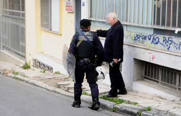 Στα τυφλά οι έρευνες της ΕΛ.ΑΣ. για την επίθεση με θύμα τον 21χρονο αστυνομικό