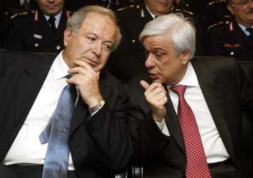 Συγκίνηση, αλλά και αιχμές στην παράδοση-παραλαβή των υπουργείων