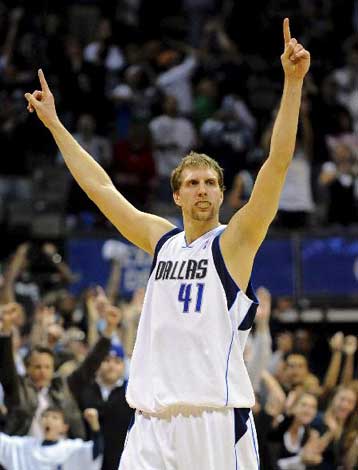 Ανετη επικράτηση για τους Σπερς, δύσκολη νίκη για τους Μάβερικς