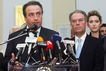 Σε εγκάρδια ατμόσφαιρα η παράδοση-παραλαβή στο υπουργείο Μακεδονίας Θράκης