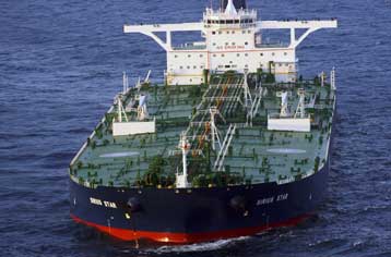 Την απελευθέρωση του σαουδαραβικού σούπερ τάνκερ ανακοίνωσαν Σομαλοί πειρατές