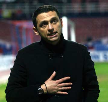 Πιο κοντά βλέπει την πεντάδα ο Σταματόπουλος, προβληματισμένος ο Μπρος