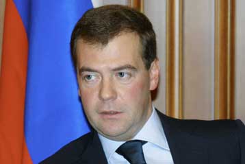 Έμμεσες βολές κατά Πούτιν από τον Μεντβέντεφ για τον χειρισμό της οικονομικής κρίσης