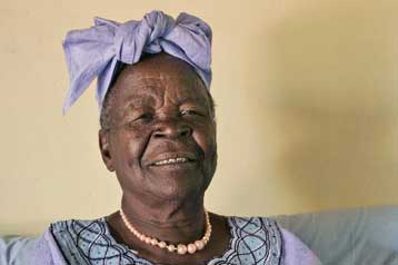 Η μάμα Σάρα φέρνει δώρα της φυλής Λούο στην ορκωμοσία του Μπαράκ Ομπάμα