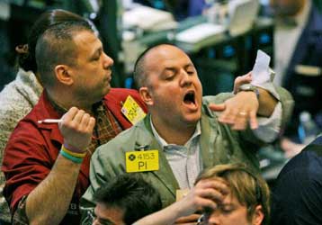 Στα 37 δολάρια το βαρέλι κατρακυλά το πετρέλαιο