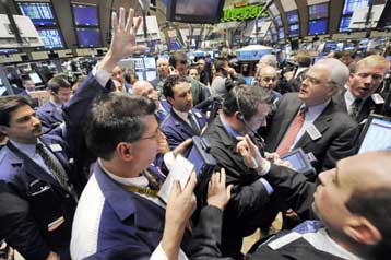 Ορισμένοι άνδρες παίζουν την οικονομική επιτυχία στα δάχτυλα