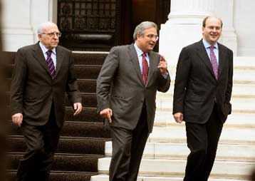 Ακόμα ακριβότερα θα δανείζεται η Ελλάδα μετά την αξιολόγηση, τονίζει η Αντιπολίτευση