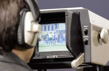 Νέες διαπραγματεύσεις ξεκινά η Σούπερ Λιγκ για τα τηλεοπτικά