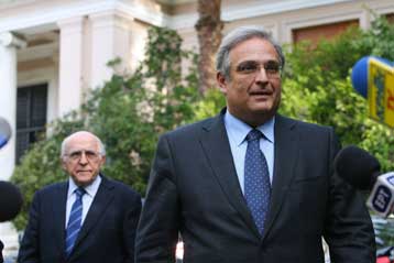 Αυστηρό μήνυμα από την κυβέρνηση προς τις τράπεζες για τα 28 δισ. ευρώ