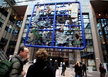 Συγγνώμη ζήτησε η τσεχική προεδρία για το έργο Entropa έξω από το Συμβούλιο της ΕΕ