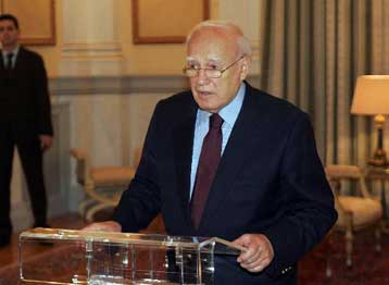 Σχεδόν οκτώ στους δέκα πολίτες επιθυμούν επανεκλογή του Κάρολου Παπούλια