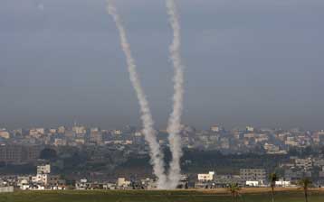 Νέες ρίψεις ρουκετών δοκιμάζουν την εύθραυστη εκεχειρία στη Γάζα