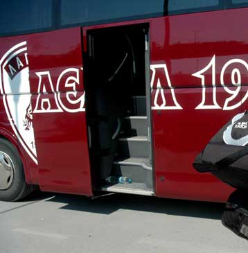 Επίθεση με πέτρες στο πούλμαν που μετέφερε την αποστολή της Λάρισας