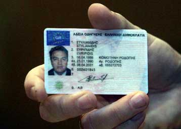 Από Απρίλιο μπορούν να αντικατασταθούν οι ισχύουσες άδειες οδήγησης με τις νέου τύπου