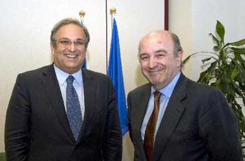 «Πολύ απαισιόδοξες» χαρακτηρίζει η κυβέρνηση τις προβλέψεις της Κομισιόν