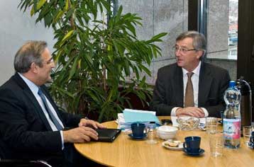 Αναθεωρείται ο προϋπολογισμός υπό την απειλή νέας κοινοτικής επιτήρησης