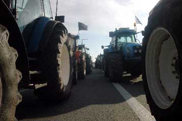 Κλειστοί κόμβοι σε εθνικές οδούς από τα τρακτέρ των αγροτών