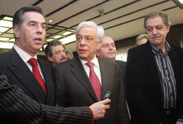 Ανοιχτό αφήνει η κυβέρνηση το τι μέλλει γενέσθαι με το τέλος παρεπιδημούντων