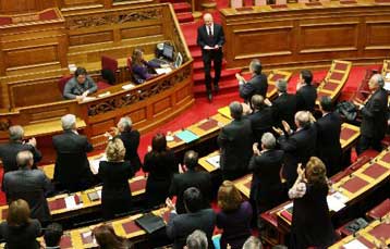 Μέτρα στήριξης των ασθενέστερων υπόσχεται στο επικαιροποιημένο πρόγραμμα η κυβέρνηση