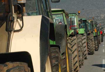 Ενισχύσεις υπόσχεται η κυβέρνηση, ωστόσο οι αγρότες επιμένουν