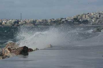 Αγριεύει ξανά ο καιρός με καταιγίδες και θυελλώδεις ανέμους