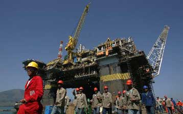 Πάνω από τα 43 δολάρια το πετρέλαιο, ενώ αυξάνονται τα αποθέματα