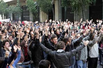 Στους δρόμους ξανά η εκπαιδευτική κοινότητα με αφορμή τη συζήτηση στη Βουλή