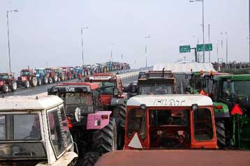 Μπλόκα σε όλη τη χώρα, πρόσκληση Χατζηγάκη στους αγρότες για συνάντηση