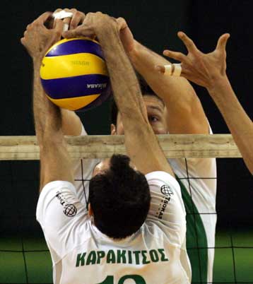 Δια… πυρός και σιδήρου ο ΠΑΟΚ, άνετες νίκες οι «αιώνιοι»